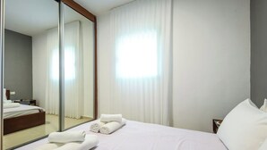 Room - Mamad Modern 1BR w/ Style, City Views & Beach (Tel Aviv-Yafo)