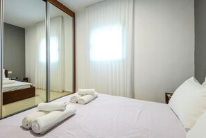 1 chambre, fer et planche à repasser