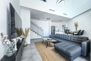 TV - Mamad Modern Duplex with Sea View (Tel Aviv-Yafo)