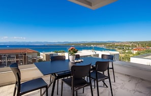 Outdoor dining - Awesome apartment in Malinska with house sea view (Malinska)