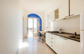 Horno, placa de cocina, utensilios de cocina