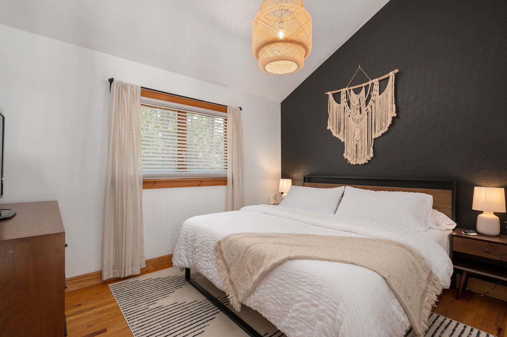 3 bedrooms, desk, iron/ironing board, travel crib