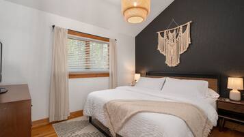 3 bedrooms, desk, iron/ironing board, travel crib