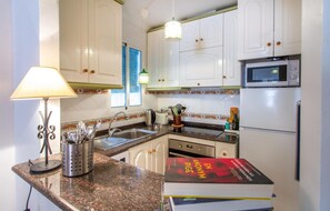 Een koelkast, een oven, een kookplaat, een vaatwasser