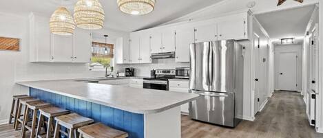 Kjøleskap, mikrobølgeovn, ovn og kokeplater