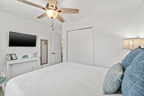 Queen Room w/ 1 closet, ceiling fan, Smart TV - Relaxed Beach Cottage, Steps to Sand, Near 30A & Pier Park (Panama City Beach)
