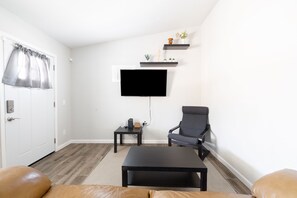 Smart TV - Charming 2 BR in Sunny Phoenix w/ Netflix and Laundry (Phoenix)