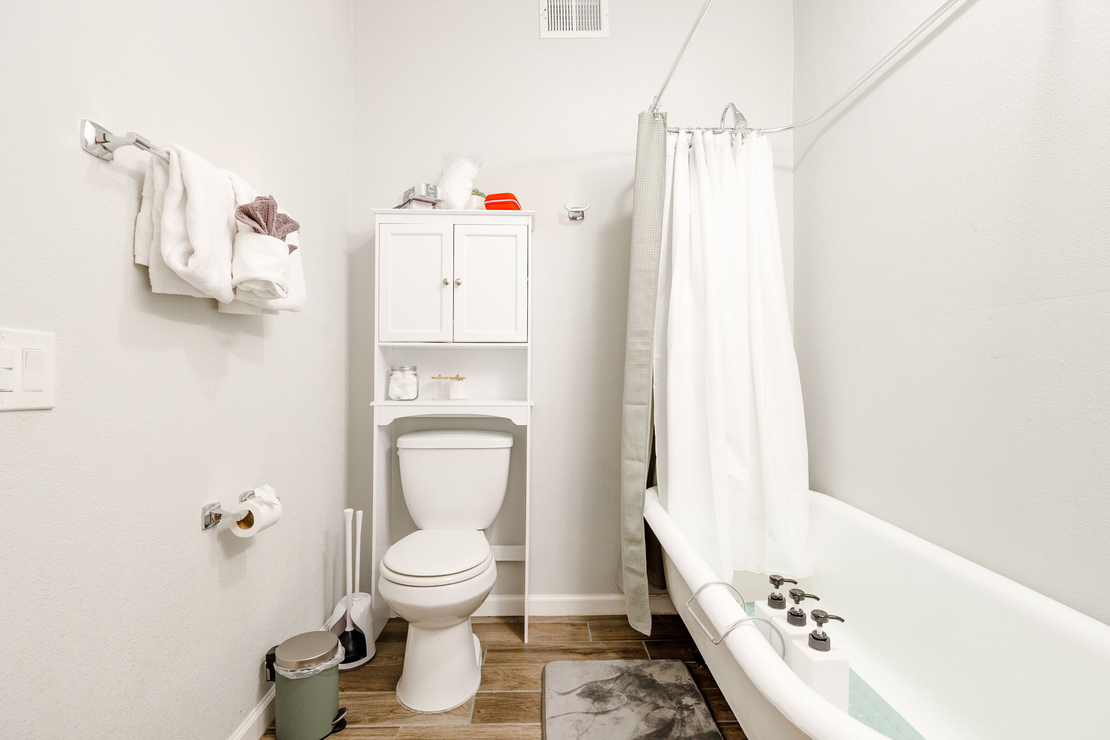 Combined shower/bathtub, towels, soap, shampoo
