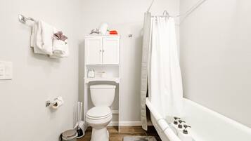 Combined shower/bathtub, towels, soap, shampoo