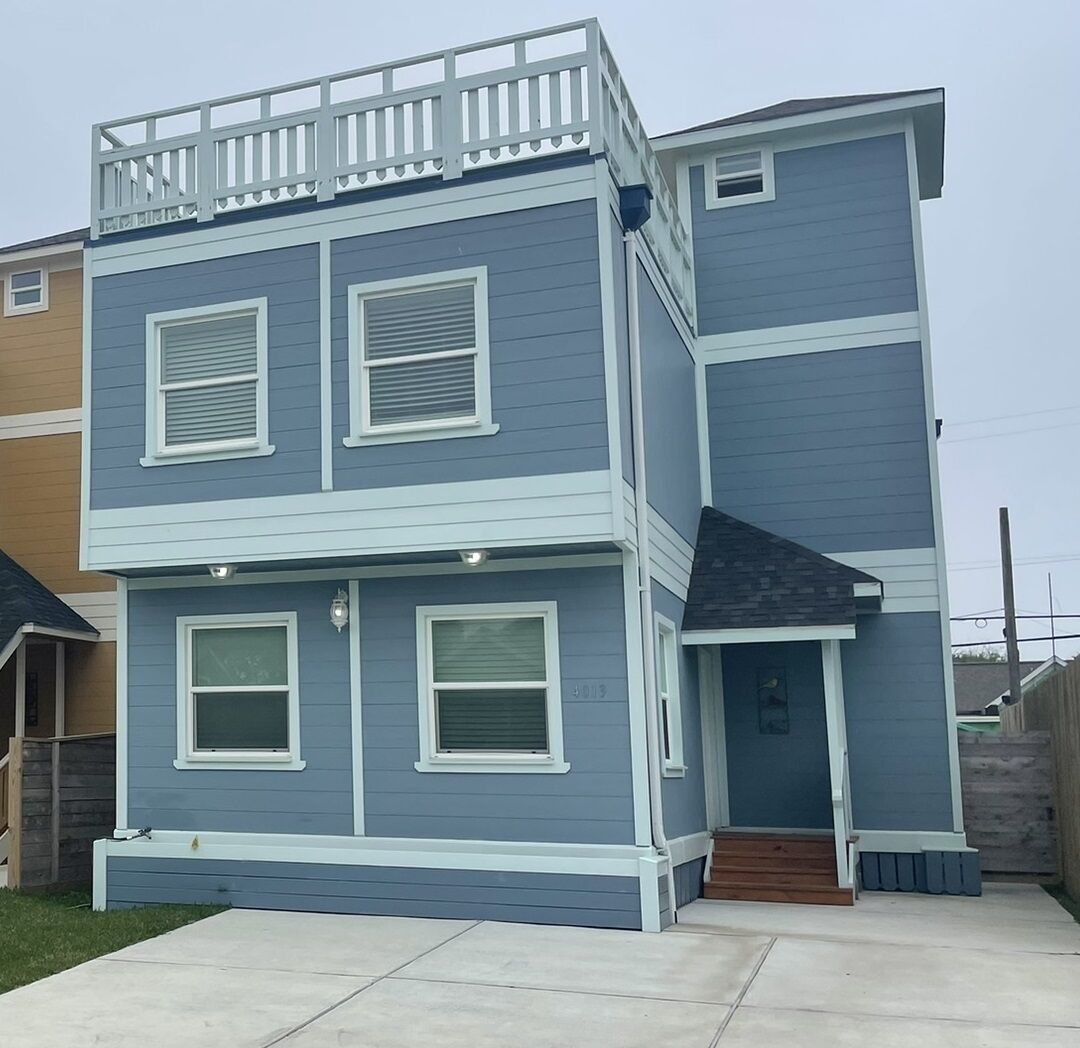 Comfortable house with private rooftop and great views of the city!