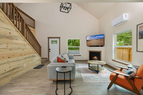 Modern 3BR Mountain Cabin Near Mt. Rainier:  Hot Tub, Firepit, Family-Friendly