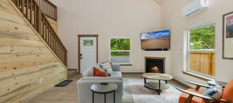 Modern 3BR Mountain Cabin Near Mt. Rainier:  Hot Tub, Firepit, Family-Friendly