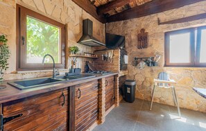 Kjøleskap, ovn, kokeplater og oppvaskmaskin