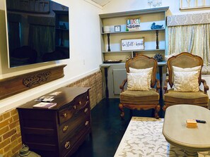 Interior - The Little Manor on 7th, secluded cottage moments from Historic Downtown Laurel (Laurel)