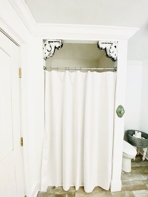 Shower, hair dryer, towels, soap - The Little Manor on 7th, secluded cottage moments from Historic Downtown Laurel (Laurel)