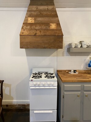 Fridge, microwave, oven, stovetop - The Little Manor on 7th, secluded cottage moments from Historic Downtown Laurel (Laurel)