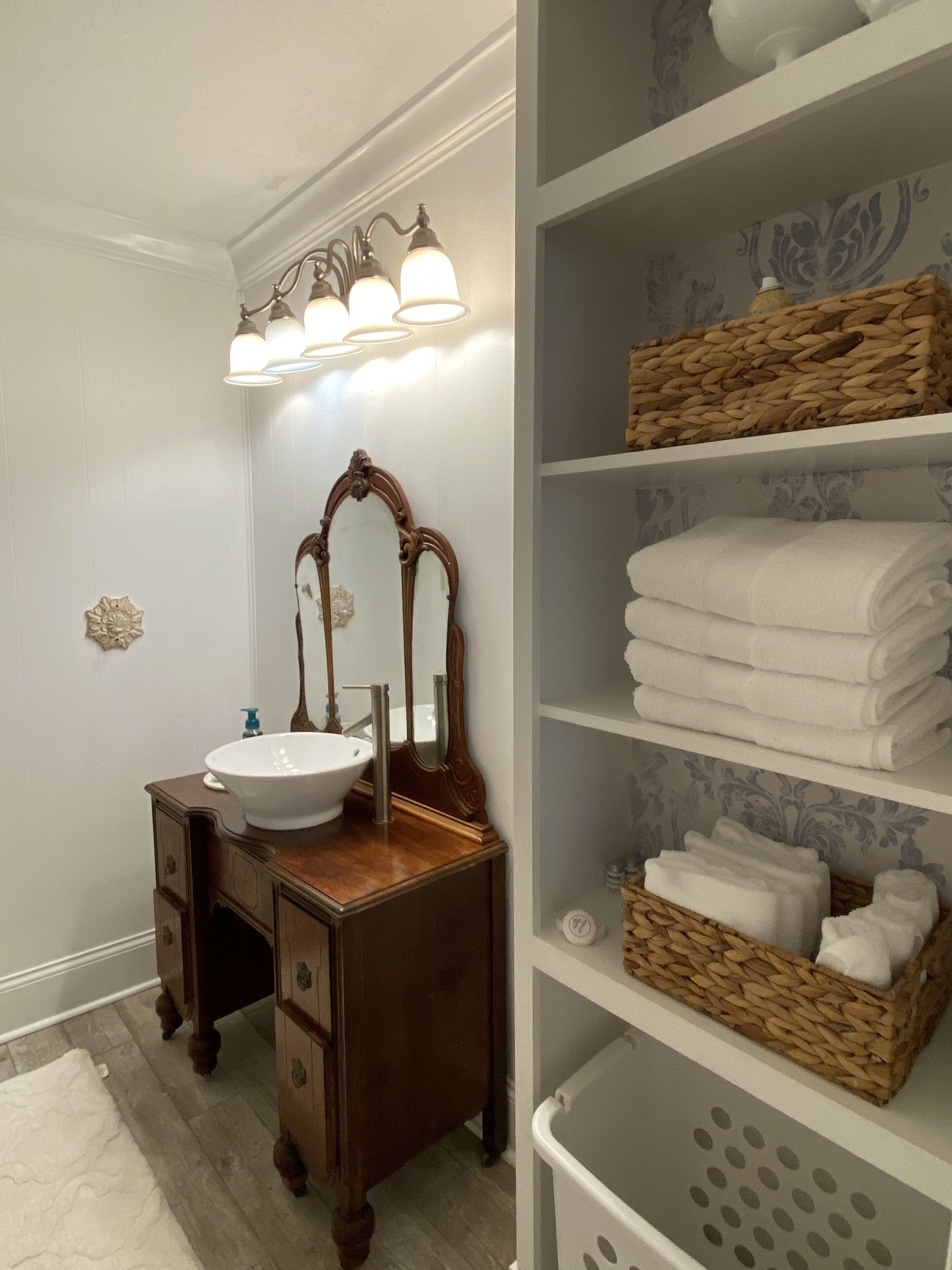 Dusj, hårføner, håndklær og såpe