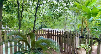 The Little Manor on 7th, secluded cottage moments from Historic Downtown Laurel