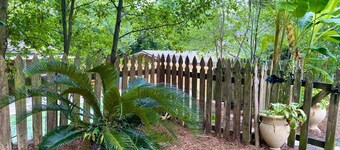 The Little Manor on 7th, secluded cottage moments from Historic Downtown Laurel