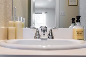 Combined shower/tub, towels, soap, toilet paper