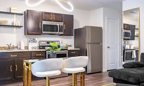 Kühlschrank, Mikrowelle, Herdplatte, Geschirrspüler