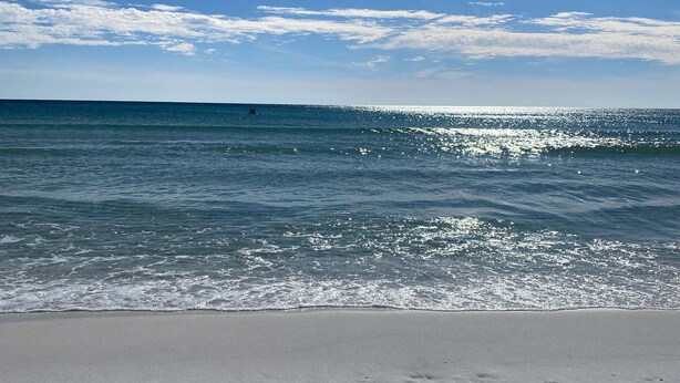 A beach with a clear sky and calm sea. - Shore Beats Work condo @ Caribbean Dunes across from Crystal Beach - Snowbirds ❤️ (Destin)