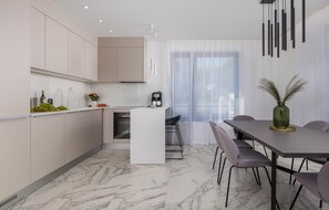 Fridge, oven, stovetop, dishwasher