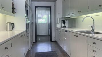 Fridge, stovetop, dishwasher, coffee/tea maker