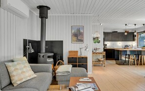 TV, fireplace - Cozy home in Gilleleje with WiFi (Gilleleje)