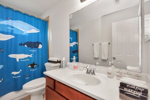 Bañera con ducha, secador de pelo, bidet, toallas