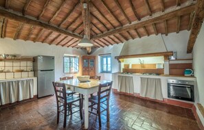 Frigorifero, forno, piano cottura, lavastoviglie