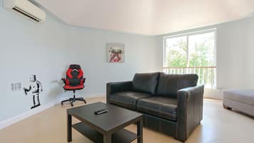 Smart TV, caminetto, videogiochi, tavolo da ping pong