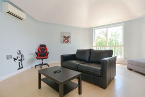 Smart-TV, Kamin, Videospiele, Tischtennisplatte