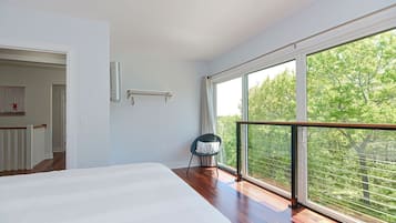 10 Schlafzimmer, Schreibtisch, Bügeleisen/Bügelbrett, Reisekinderbett
