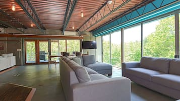 Smart TV, chimenea, videojuegos, mesa de ping pong