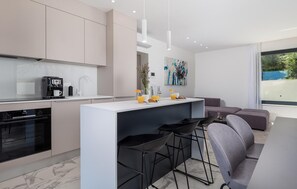 Réfrigérateur, un four, surface de cuisson, lave-vaisselle