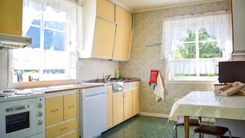 Een koelkast, een oven, een kookplaat, een vaatwasser