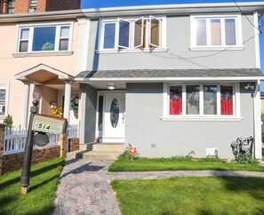 Exterior - 10 minute walk to the beach- Perfect vacation home (Queens)