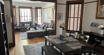Stylish, Inviting 2-BR near Logan Square and Wrigley Field