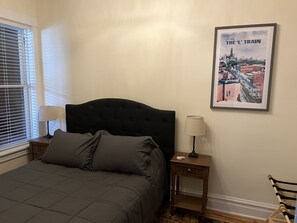 2 habitaciones, escritorio y tabla de planchar con plancha 