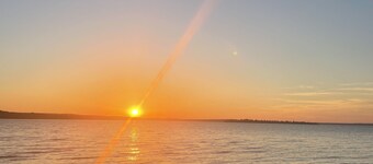 Cozy modern 4 bedroom, 10 min walk to beach & sunset