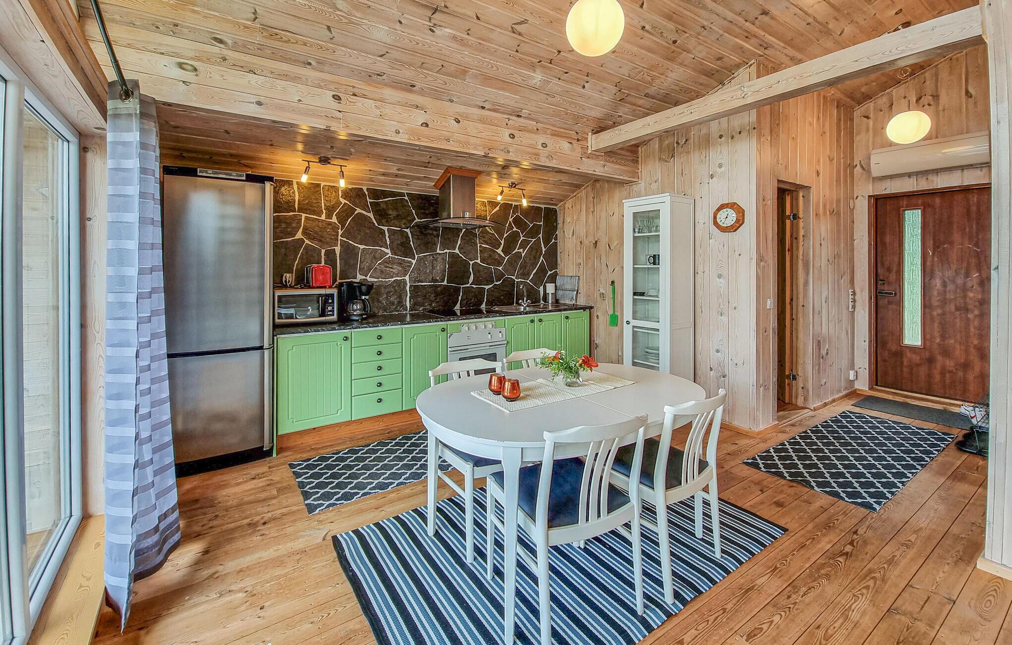 Kylskåp, mikrovågsugn, ugn och spishäll