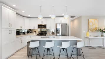 Geladeira, micro-ondas, fogão, cooktop