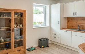 Refrigerador, parrilla de estufa, lavavajillas y cafetera y tetera