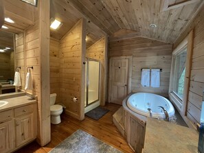 Combined shower/bathtub, jetted bath, hair dryer, towels - Spacious cabin w/Hot Tub , 10 minutes from downtown Blue Ridge. (Cherry Log)