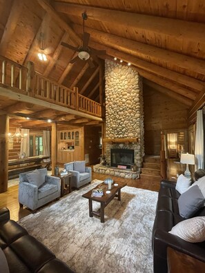 TV, fireplace - Spacious cabin w/Hot Tub , 10 minutes from downtown Blue Ridge. (Cherry Log)