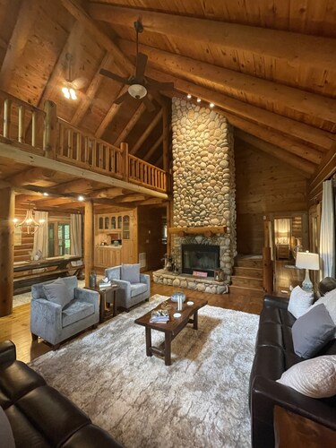 Spacious cabin w/Hot Tub , 10 minutes from downtown Blue Ridge.