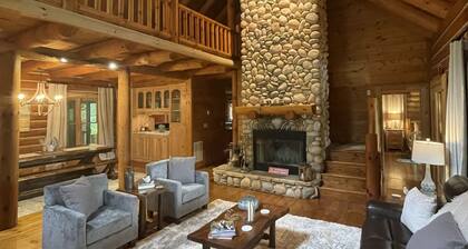 Spacious cabin w/Hot Tub , 10 minutes from downtown Blue Ridge.