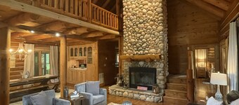 Spacious cabin w/Hot Tub , 10 minutes from downtown Blue Ridge.