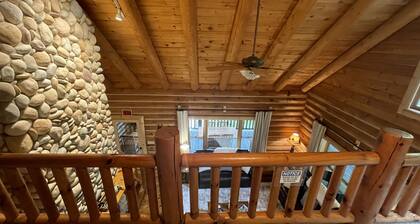 Spacious cabin w/Hot Tub , 10 minutes from downtown Blue Ridge.